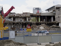 906303 Gezicht op de sloop van het gebouw van kledingzaak Peek & Cloppenburg (Vredenburgpassage 108) te Utrecht, vanaf ...